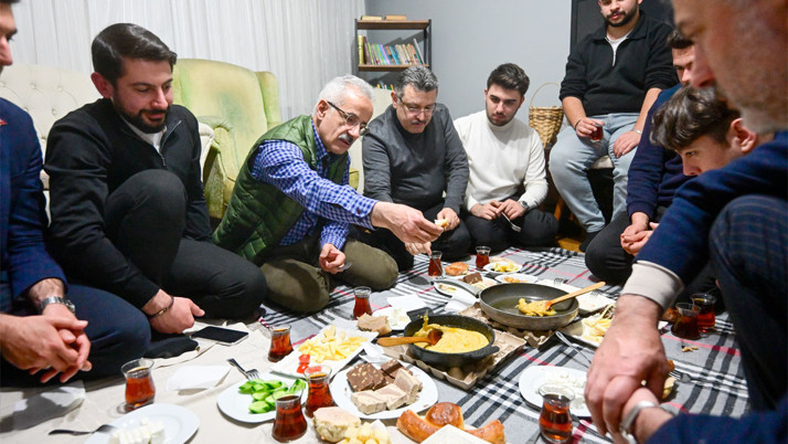 Abdulkadir Uraloğlu üniversiteli gençlerin sahur sofrasına misafir oldu