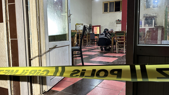 Adana'da kahvehanede oturan 2 kişi vurularak öldürüldü! Saldırgan 17 yaşında