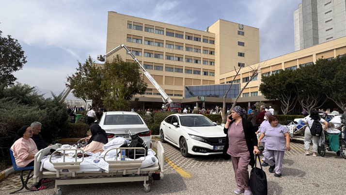 Akdeniz Üniversitesi Hastanesi Acil Servisi yangın nedeniyle tahliye edildi