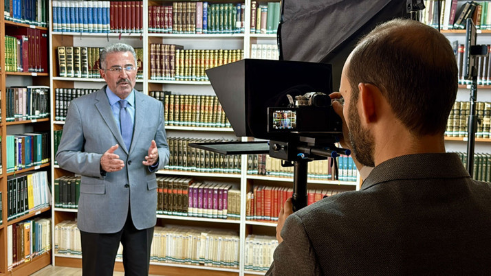 Sosyal medya hesaplarına yüklediği videolarla Kur'an-ı ve Peygamberi anlatıyor