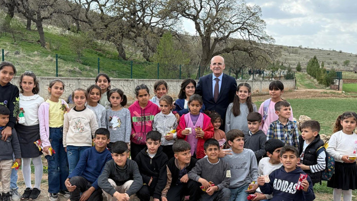 Bakan Mehmet Şimşek memleketinde çocuklarla bir araya geldi