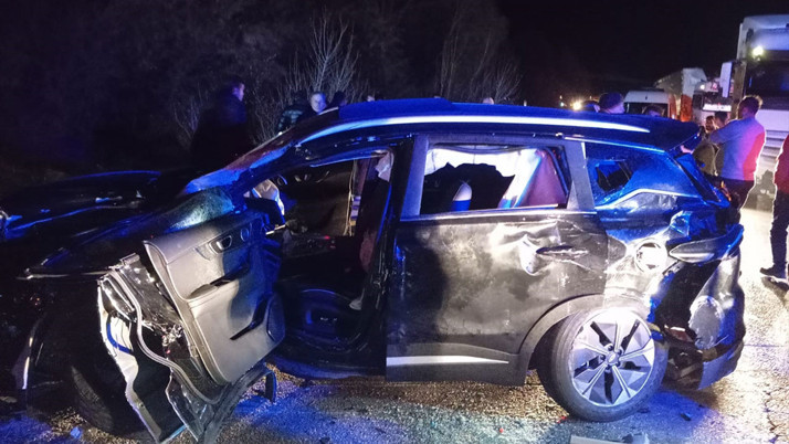 Sivas'ta yolcu otobüsü ile otomobi çarpıştı: 10 yaralı