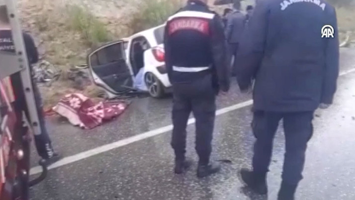 Antalya'da otomobil yolcu otobüsüyle çarpıştı! Feci kazada ölenler var