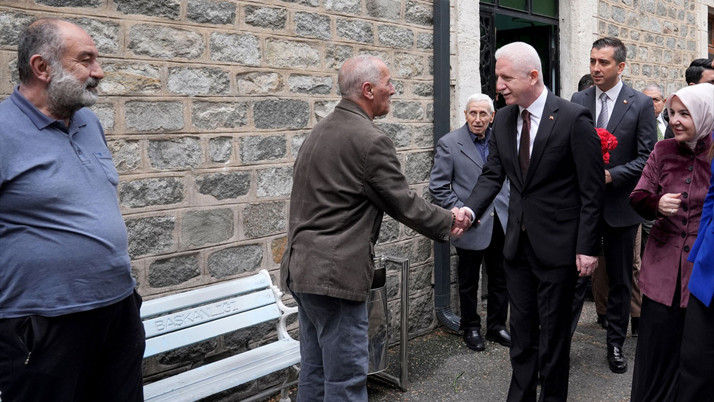 İstanbul Valisi Gül, Darülaceze sakinleriyle bayramlaştı