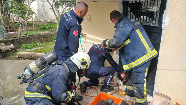 Antalya'da babasının evini ateşe verip ekiplere zorluk çıkaran kişi gözaltına alındı