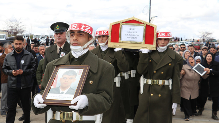 Şehit astsubay son yolculuğuna uğurlandı: Kardeşinin feryatı yürek yaktı