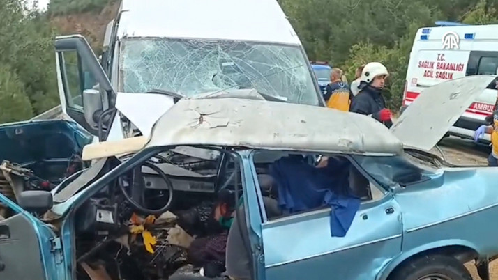 Adana'da otomobil ile minibüs çarpıştı, 5 kişi öldü, 10 kişi yaralandı