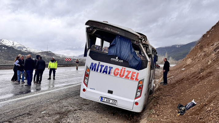 Erzurum'da servis midibüsü yamaca çarptı: Ölü ve yaralılar var