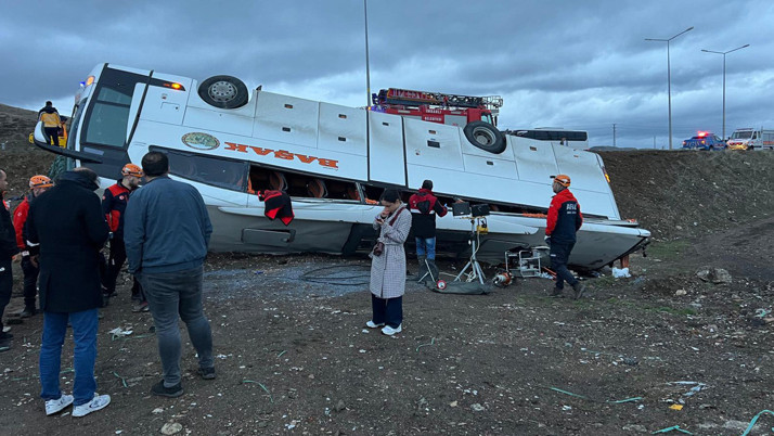 Sivas'ta yolcu otobüsü devrildi! Ölü ve yaralılar var