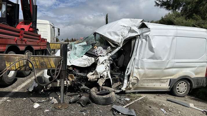 Adıyaman'da kamyonla minibüsün çarpıştığı kazada 1 kişi öldü