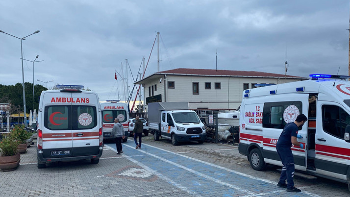 Çanakkale'de düzensiz göçmenleri taşıyan bot battı