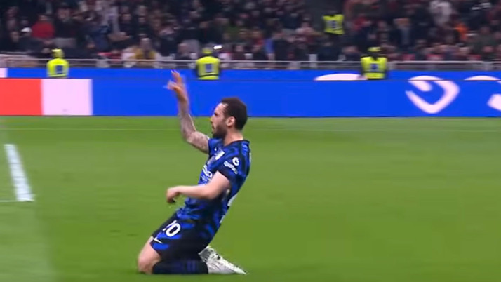 Hakan Çalhanoğlu attığı füzeyle Milan'ı yıktı