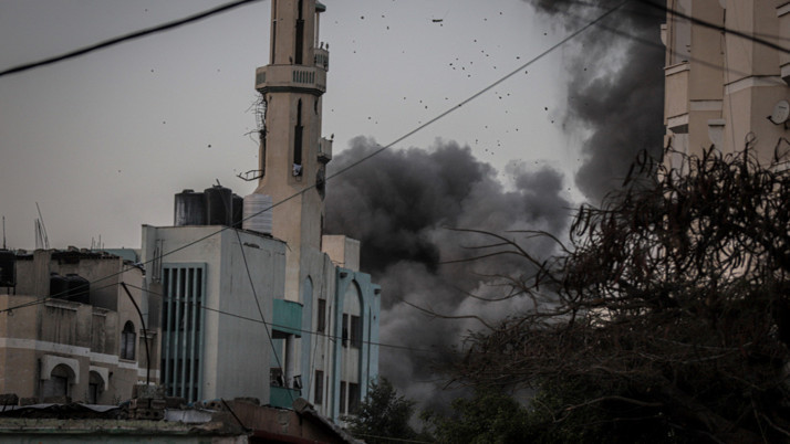 İsrail Gazze'de bir evi bombaladı! Çok sayıda Filistinli öldü