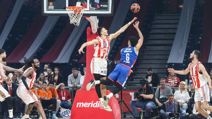 Anadolu Efes Belgrad'da öldü öldü dirildi