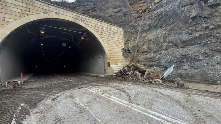 Gümüşhane-Trabzon kara yolunda heyelan!
