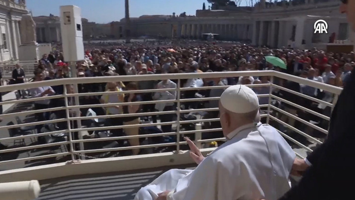 Ölümden dönen Papa'dan aylar sonra ilk görüntü! Halkın karşısına çıktı