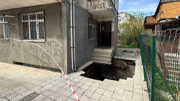 Pendik'te apartmanın girişindeki zemin kısmen çöktü