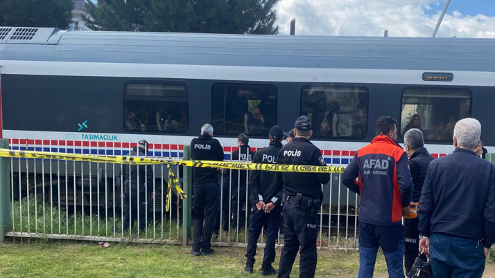 Trenin çarptığı kadın hayatını kaybetti