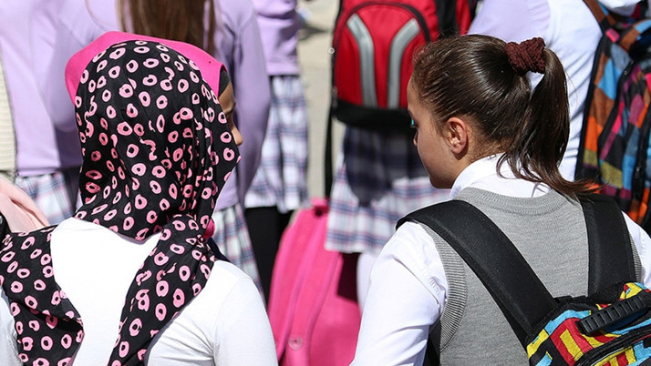 Başörtülü öğrenci okula alınmamıştı! KKTC'de tarihi karar: Liselerde serbest oldu