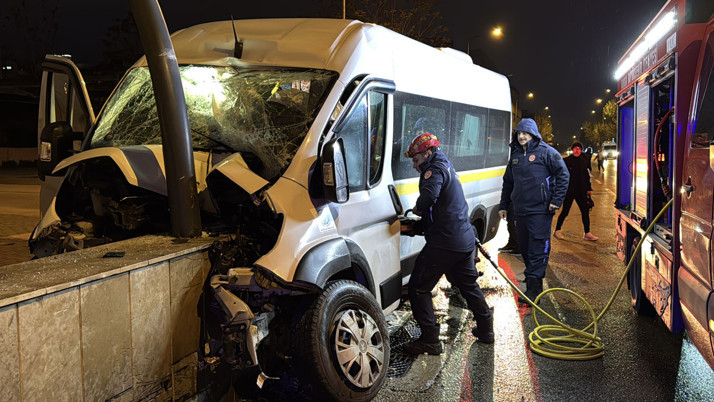 Bursa'da servis minibüsü alt geçidin duvarına çarptı sürücü sıkıştı