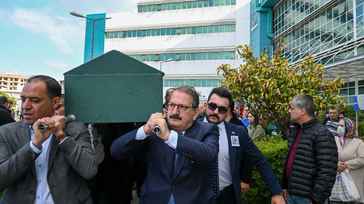 Balkondan düşüp ölen doktor için tören yapıldı! Evdekiler uyanmasın diye...