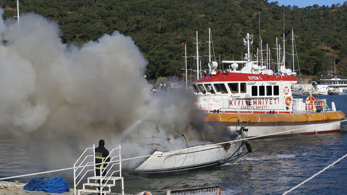 Fethiye'de tekneler yanıyor!Karadan ve denizden müdahale...