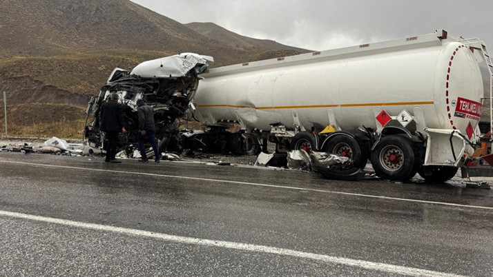 Feci kazada yaralılar var! Yakıt tankerinin yarısı yok oldu