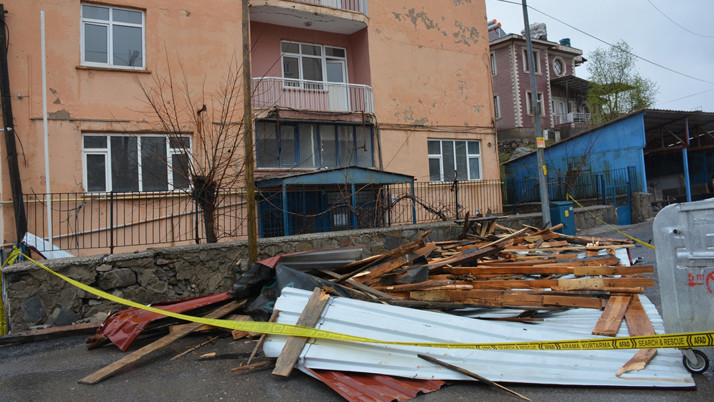 Şiddetli rüzgar kentte hayatı felç etti, çatılar zarar gördü: Vali vatandaşları uyardı