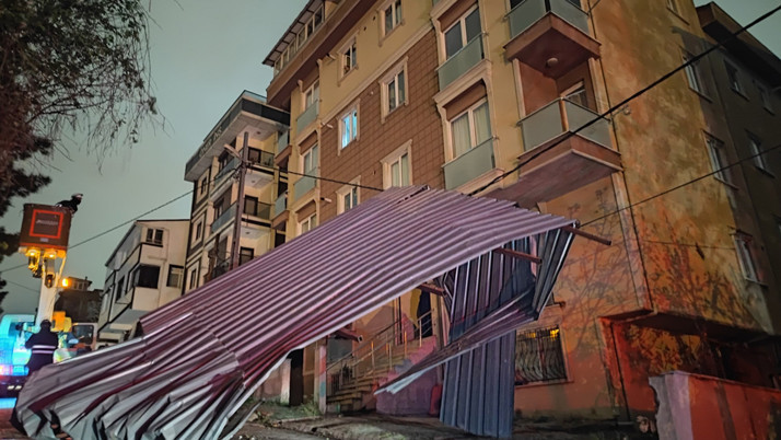 İstanbul'u fırtına vurdu! Çatılar uçtu, araçlar zarar gördü, uçaklar inemedi