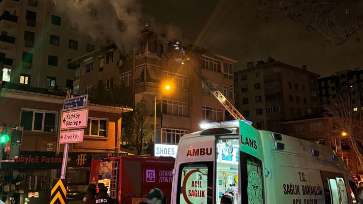 Kadıköy'de apartman dairesinde çıkan yangında 2 kişi dumandan etkilendi