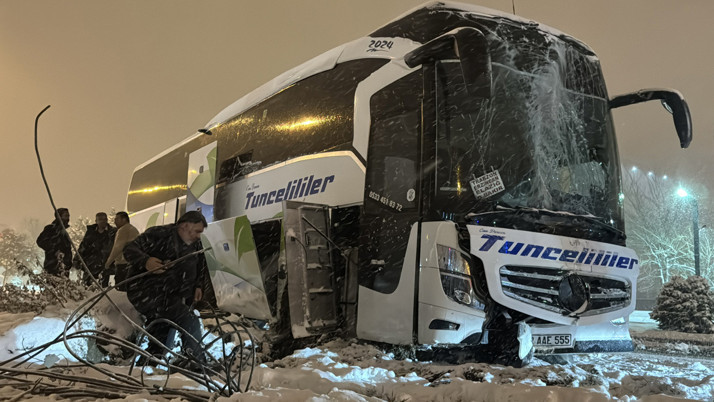 Erzincan'da yolcu otobüsü aydınlatma direğine çarptı