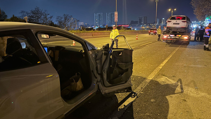 Bayrampaşa'da cip ile otomobil çarpıştı: 2 ölü 4 yaralı