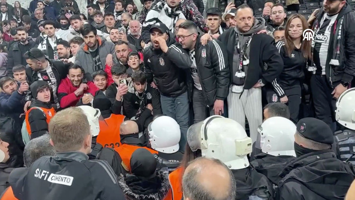 Mağlubiyet sonrası Beşiktaşlı futbolcular stadı terketmeyen taraftardan böyle özür diledi