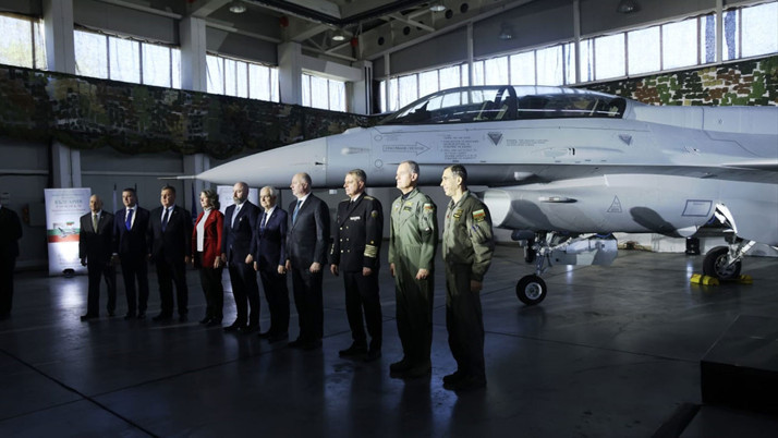 Bulgaristan'ın ABD'den sipariş ettiği F-16'ların ilki törenle karşılandı