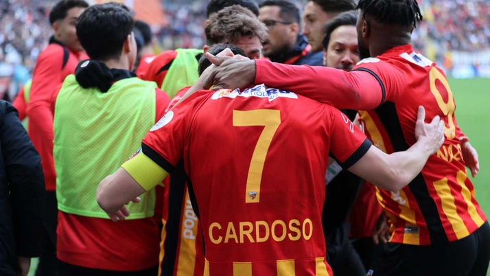 Kayserispor'dan 10 kişiyle kritik galibiyet