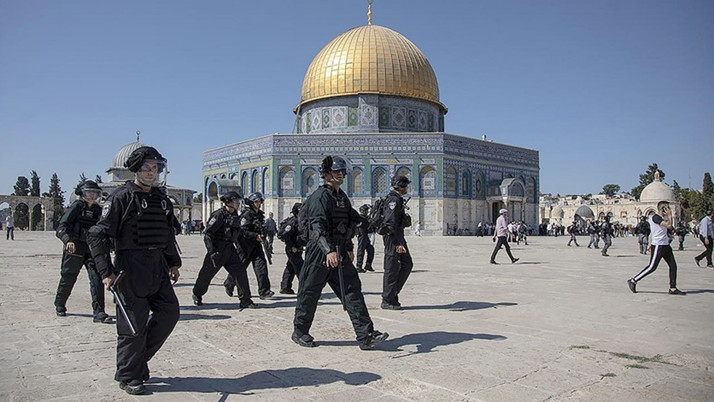 Fanatik Yahudiler İsrail polisi eşliğinde Mescid-i Aksa'ya baskın düzenledi