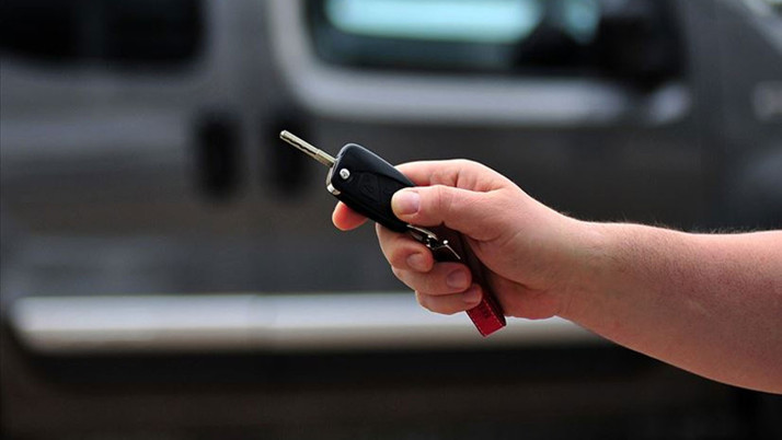 Yargıtay, bedel ödemeden araç alan kişiye dolandırıcılıktan verilen cezayı onadı