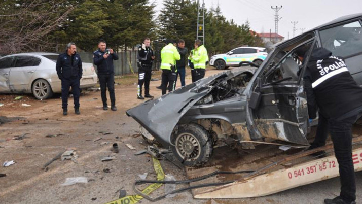 Kahramanmaraş'ta iki otomobil çarpıştı: 3 ölü, 3 yaralı