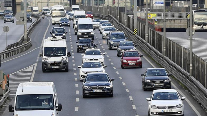 Sağ şerit boşken orta şeridi kullanan sürücülere ceza mı kesilecek? DMM'den açıklama