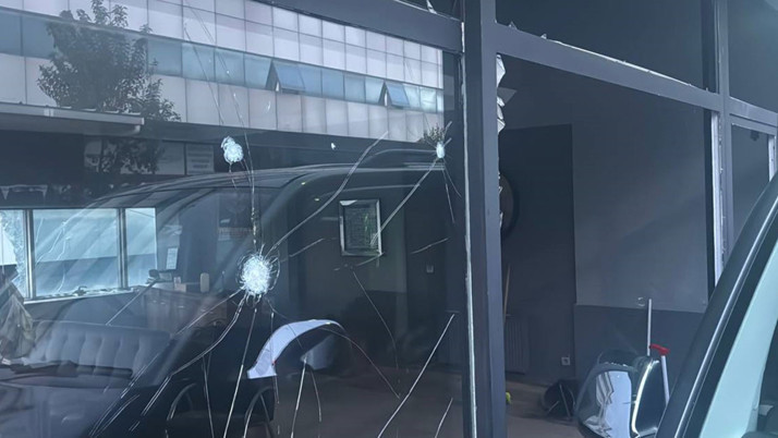 İstanbul'da korku dolu anlar! Oto galeriye el yapımı patlayıcı attılar