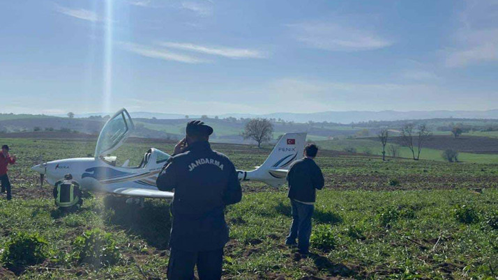 Eğitim uçağı tarlaya zorunlu iniş yaptı