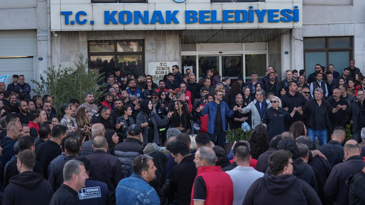 İzmir'de belediye işçileri maaşlarının eksik yatırılması nedeniyle iş yavaşlattı