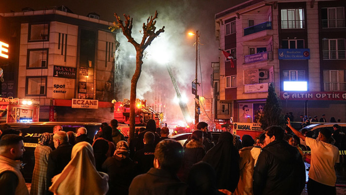 Başakşehir'de iş merkezinde çıkan yangın 4 katlı binaya sıçradı