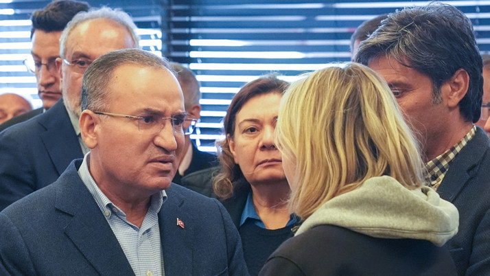 Bekir Bozdağ'dan, Önder'in tedavi gördüğü hastaneye ziyaret