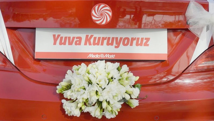 MediaMarkt Türkiye, kampanyasını gelin arabasıyla tanıttı