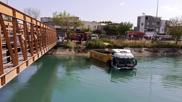 Adana'da sulama kanalına uçan tır sürücüsünün zor anları