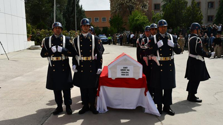 Batman'da silahı kazara ateş alan asker şehit oldu