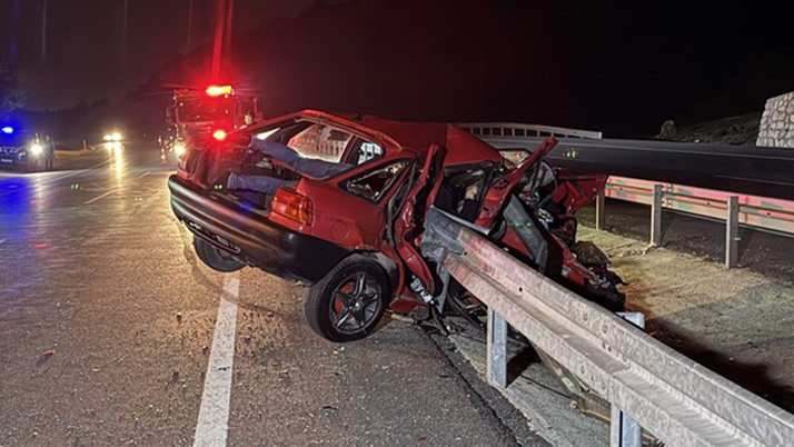 Kocaeli'de feci kaza! Bariyere çarpan otomobildeki 2 kişi öldü