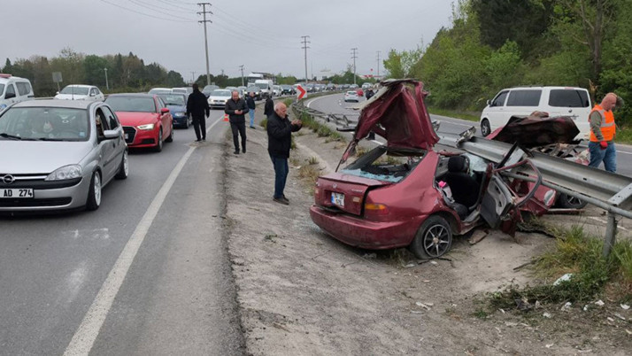 Sakarya'da kontrolden çıkan araç bariyerlere saplandı