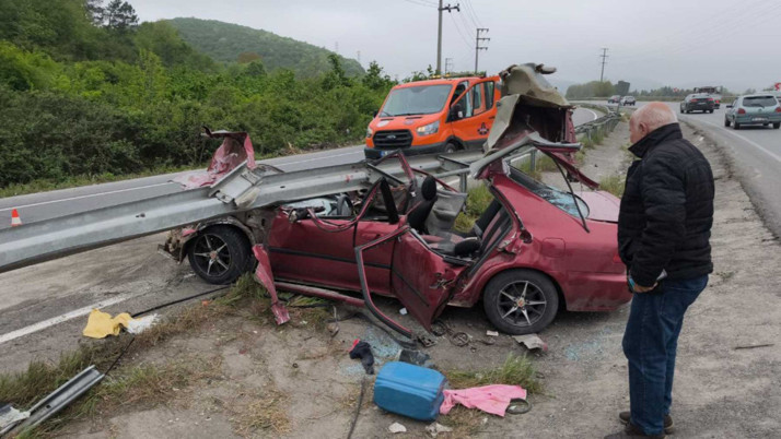 Sakarya'da feci kaza! Araç hurdaya döndü, araçtakiler ise...